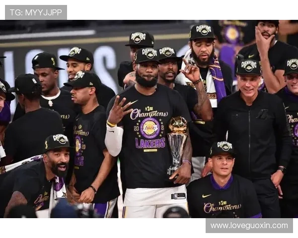 湖人队迎来新赛季挑战 詹姆斯状态火热 布朗和戴维斯联手助力球队冲击总冠军